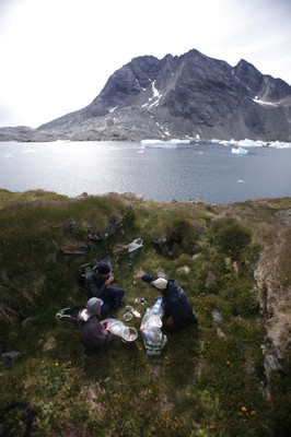 Dines spiser i det fri sammen med turister